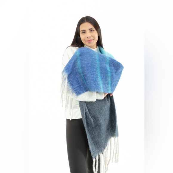 JUST COZY | Luxurious Bouclé Scarf - Picture 1 of 9